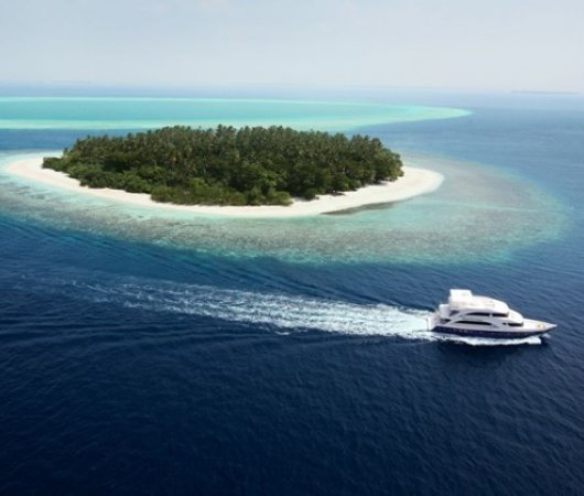 aquarev-plongee-sous-marine-maldives-croisiere-emperor-maldives-vue-ciel-bateau-et-ile