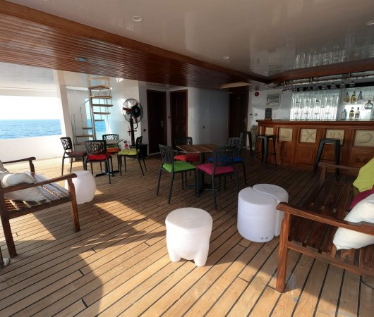 aquarev-plongee-sous-marine-maldives-croisiere-seafari-explorer2-bateau-bar-exterieur.jpeg