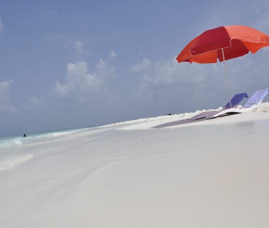 aquarev-plongee-sous-marine-maldives-maafushi-sejour-hotel-arena-lodge-plage-transats-parasol
