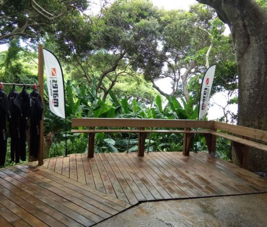 aquarev-plongee-sous-marine-mayotte-sejour-centre-de-plongee-jolly-roger-976-assise-banc-exterieurbis