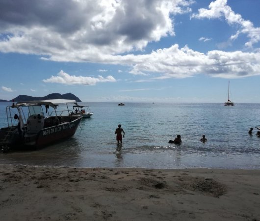 aquarev-plongee-sous-marine-mayotte-sejour-centre-de-plongee-jolly-roger-976-bateau-sur-plage