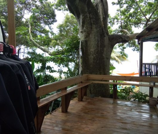 aquarev-plongee-sous-marine-mayotte-sejour-centre-de-plongee-jolly-roger-976-devant-centre-vue-merbis