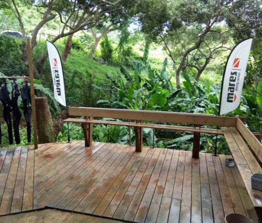 aquarev-plongee-sous-marine-mayotte-sejour-centre-de-plongee-jolly-roger-976-terrasse-avec-assise-devantbis