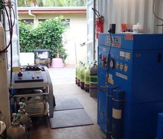 aquarev-plongee-sous-marine-nouvelle-caledonie-poindimie-sejour-centre-de-plongee-tieti-diving-salle-de-compresseur