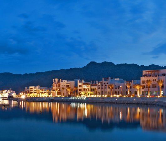 aquarev-plongee-sous-marine-oman-sejour-hotel-sifawy-boutique-vue-nuit-port-hotel