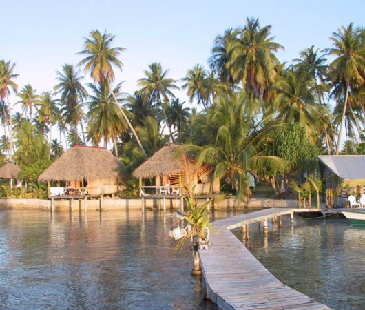 aquarev-plongee-sous-marine-polynesie-francaise-fakarava-sejour-pension-tetamanu-village-bungalows-lagon-ponton