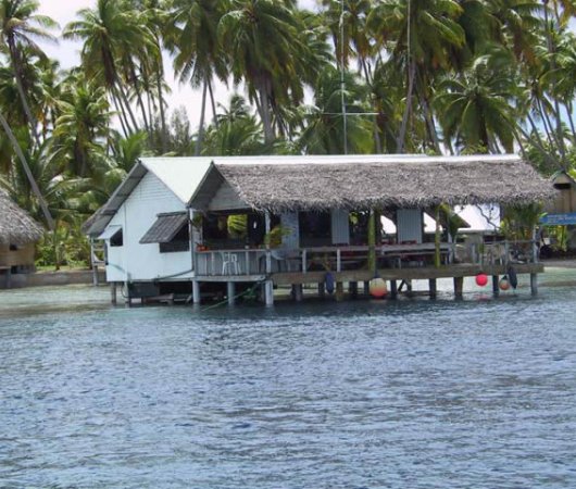 aquarev-plongee-sous-marine-polynesie-francaise-fakarava-sejour-pension-tetamanu-village-restaurant