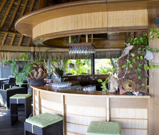 aquarev-plongee-sous-marine-polynesie-francaise-rangiroa-sejour-hotel-maitai-bar-interieur
