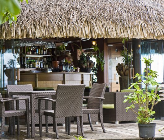 aquarev-plongee-sous-marine-polynesie-francaise-rangiroa-sejour-hotel-maitai-bar-terrasse-exterieure
