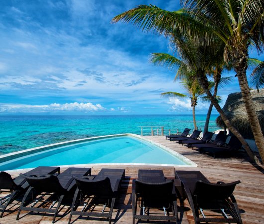 aquarev-plongee-sous-marine-polynesie-francaise-rangiroa-sejour-hotel-maitai-piscine-transats