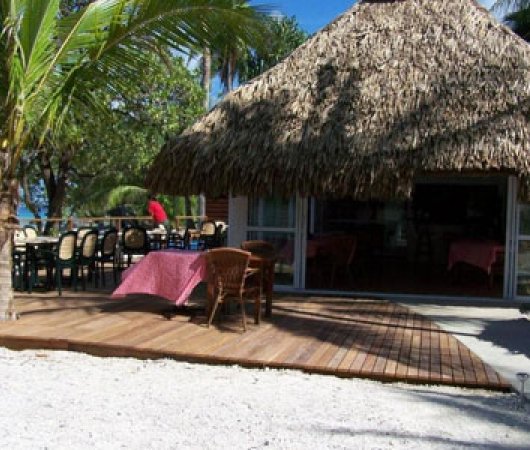 aquarev-plongee-sous-marine-polynesie-francaise-rangiroa-sejour-pension-raira-lagon-restaurant-terrasse-devant