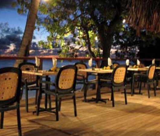 aquarev-plongee-sous-marine-polynesie-francaise-rangiroa-sejour-pension-raira-lagon-terrasse-restaurant-soir