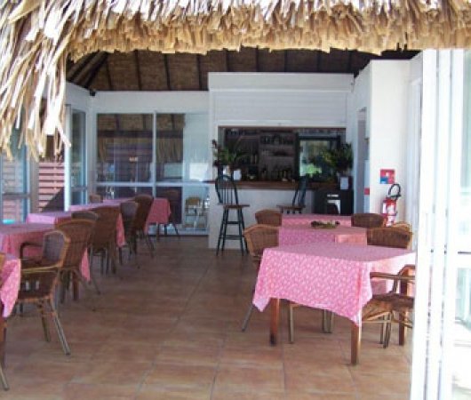 aquarev-plongee-sous-marine-polynesie-francaise-rangiroa-sejour-pension-raira-lagon-terrasse-tables