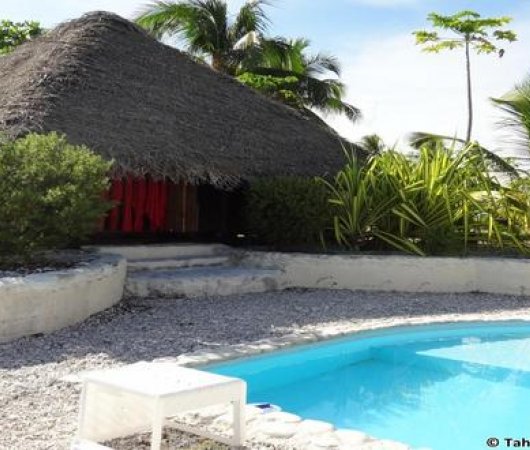 aquarev-plongee-sous-marine-polynesie-francaise-rangiroa-sejour-pension-tevahine-dream-bungalow-jardin-piscine-privee