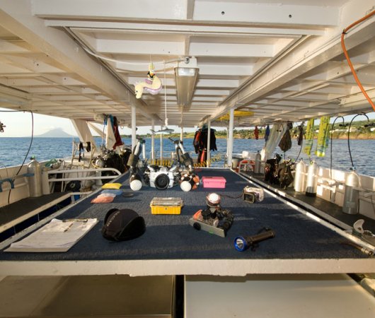 aquarev-plongee-sous-marine-saba-saint-kitts-croisiere-bateau-caribbean-explorer-2-explorer-ventures-table-pour-cameras