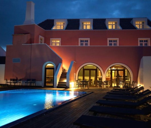 aquarev-plongee-sous-marine-sejour-acores-santa-maria-hotel-charming-blue-vue-de-nuit-avec-piscine