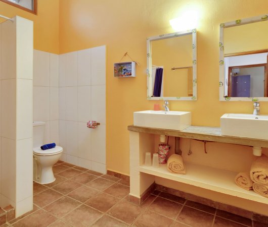aquarev-plongee-sous-marine-sejour-bonaire-hotel-djambo-appartement-deux-chambres-salle-de-bain12