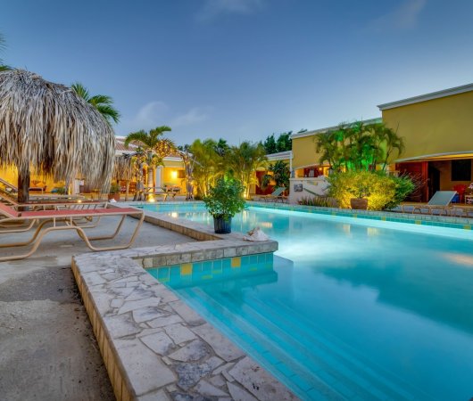 aquarev-plongee-sous-marine-sejour-bonaire-hotel-djambo-piscine-en-soiree4