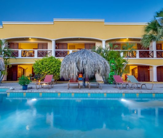 aquarev-plongee-sous-marine-sejour-bonaire-hotel-djambo-piscine-et-hotel2