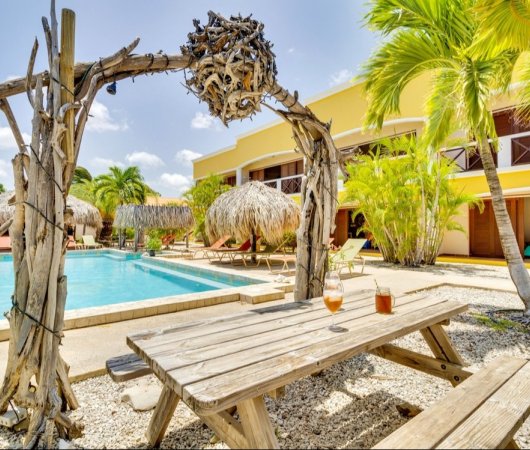 aquarev-plongee-sous-marine-sejour-bonaire-hotel-djambo-piscine-et-jardin-table-exterieure5-1-1