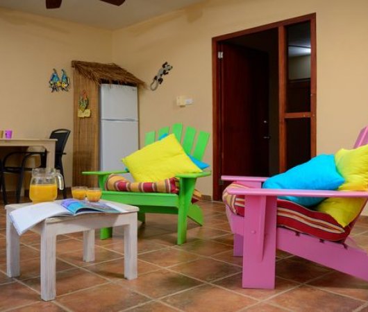 aquarev-plongee-sous-marine-sejour-bonaire-hotel-djambo-terrasse-de-chambre-table-et-chaisesbis