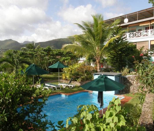 aquarev-plongee-sous-marine-sejour-dominique-tamarind-tree-piscine-jpg