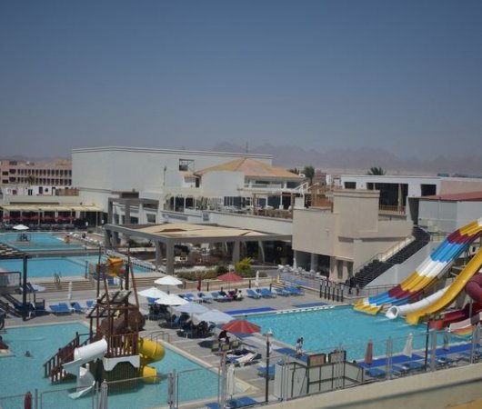 aquarev-plongee-sous-marine-sejour-egypte-safaga-aquamondo-hotel-vue-piscines-toboggansbis