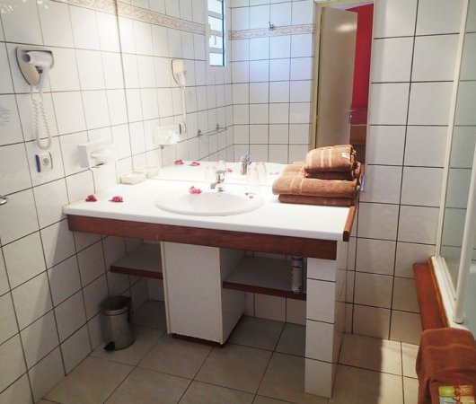 aquarev-plongee-sous-marine-sejour-hotel-mayotte-sakouli-salle-de-bains