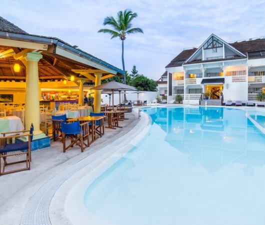 aquarev-plongee-sous-marine-sejour-la-reunion-hotel-le-nautile-vue-piscinebis