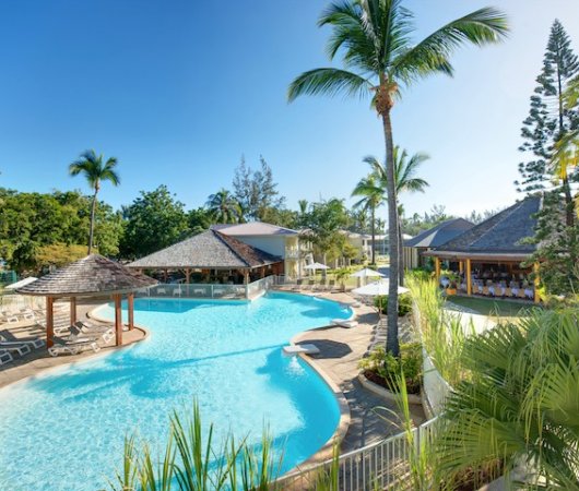 aquarev-plongee-sous-marine-sejour-la-reunion-hotel-le-recif-piscine-vue-ensemble