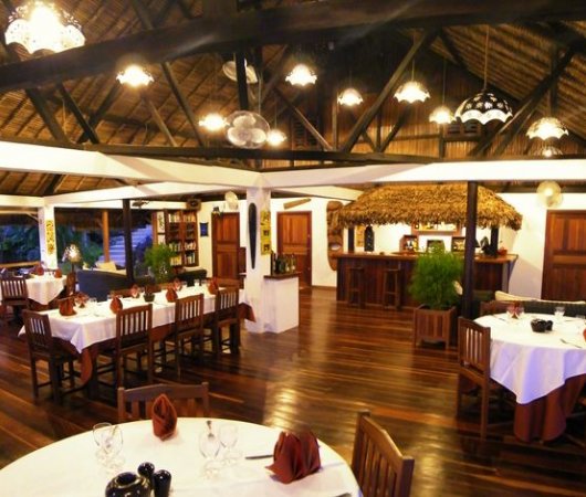 aquarev-plongee-sous-marine-sejour-madagascar-nosy-komba-jardin-vanille-salle-de-restaurantbis