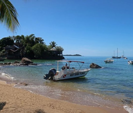 aquarev-plongee-sous-marine-sejour-madagascar-nosy-komba-plongee-bateau-sur-plage2bis