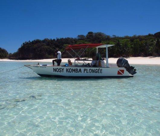 aquarev-plongee-sous-marine-sejour-madagascar-nosy-komba-plongee-bateau-sur-plagebis