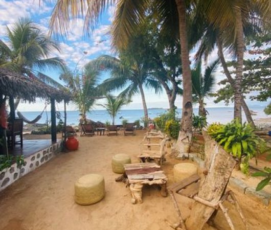 aquarev-plongee-sous-marine-sejour-madagascar-nosy-komba-tamarin-lodge-terrasse-plagebis