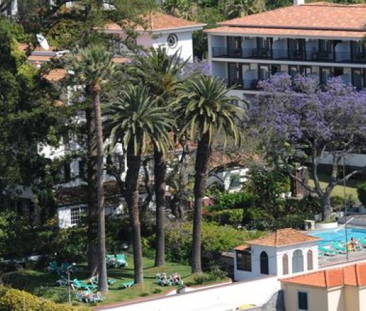 aquarev-plongee-sous-marine-sejour-madere-hotel-penha-de-franca-vue-de-face-hotel-vegetation-piscinebis