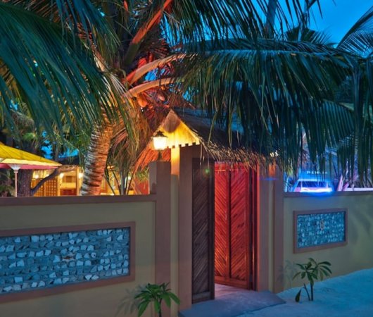 aquarev-plongee-sous-marine-sejour-maldives-stingray-beach-inn-hotel-devanture-exterieure