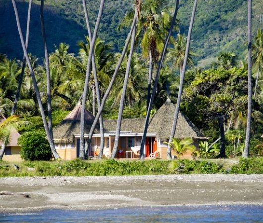 aquarev-plongee-sous-marine-sejour-nouvelle-caledonie-hienghene-koulnoue-village-hutte-cote-plagebis