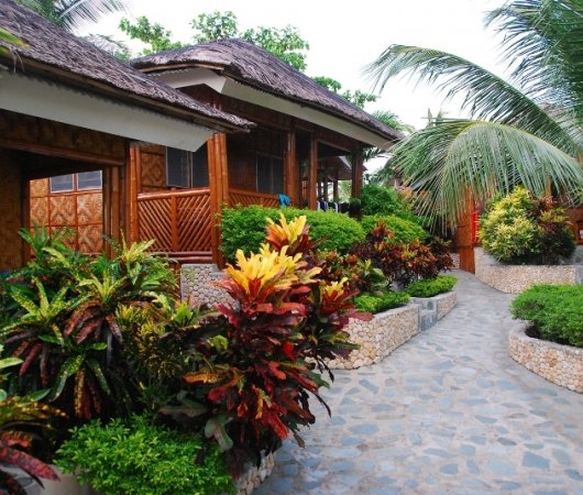 aquarev-plongee-sous-marine-sejour-philippines-moalboal-hotel-magic-island-dive-resort-bungalows-allee-jardin
