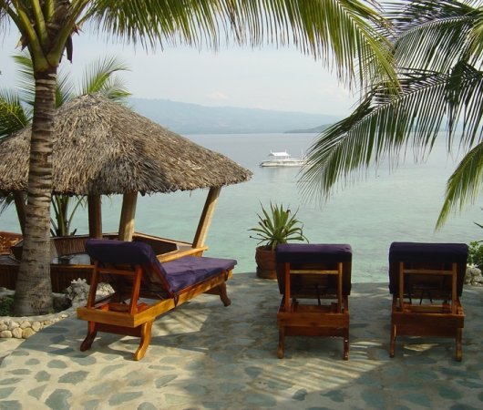 aquarev-plongee-sous-marine-sejour-philippines-moalboal-hotel-magic-island-dive-resort-terrasse-exterieure-chaises-longues
