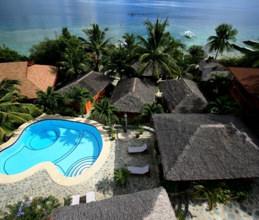 aquarev-plongee-sous-marine-sejour-philippines-moalboal-hotel-magic-island-dive-resort-vue-du-ciel-piscine-differents-niveaux
