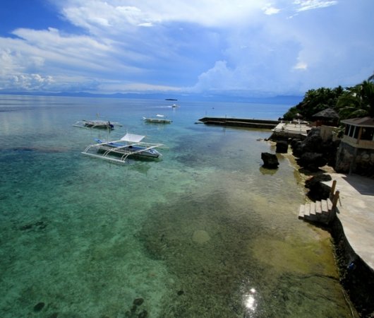 aquarev-plongee-sous-marine-sejour-philippines-moalboal-hotel-magic-island-dive-resort-vue-mer-resort-ponton