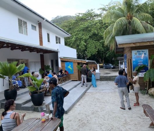 aquarev-plongee-sous-marine-sejour-seychelles-bue-sea-divers-centre-cour.jpeg