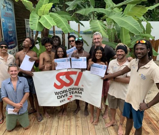 aquarev-plongee-sous-marine-sejour-seychelles-bue-sea-divers-centre-staff.jpeg