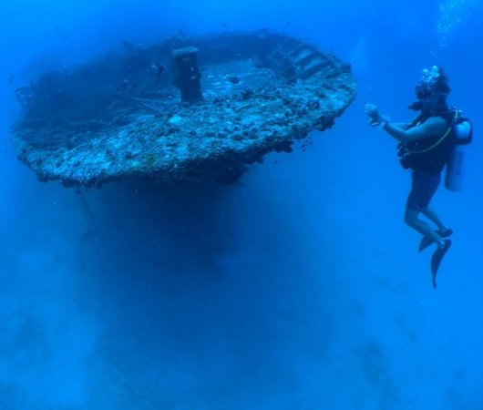 aquarev-plongee-sous-marine-sejour-seychelles-bue-sea-divers-centre-underwater-epave-plongeur
