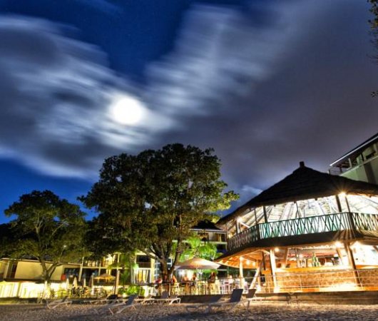 aquarev-plongee-sous-marine-seychelles-sejour-hotel-coral-strand-mahe-vue-exterieure-nuit