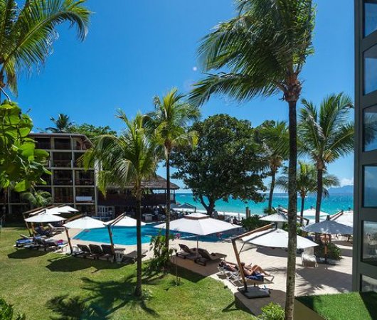aquarev-plongee-sous-marine-seychelles-sejour-hotel-coral-strand-mahe-vue-exterieure-piscine-et-hotel-resultat
