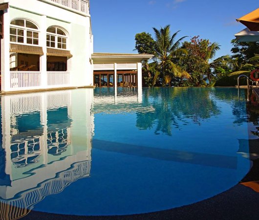 aquarev-plongee-sous-marine-seychelles-sejour-praslin-hotel-l-archipel-piscine-a-debordement