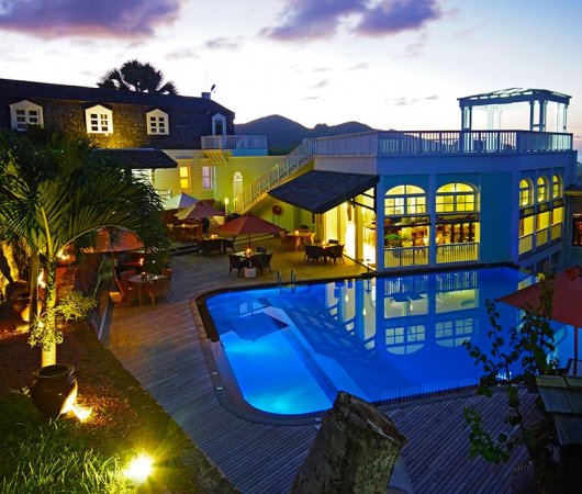 aquarev-plongee-sous-marine-seychelles-sejour-praslin-hotel-l-archipel-vue-piscine-et-restaurant-de-nuit