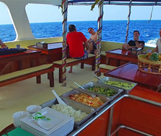 aquarev-plongee-sous-marine-thailande-croisiere-andaman-scuba-bateau-bunmee4-aire-de-repas-buffet