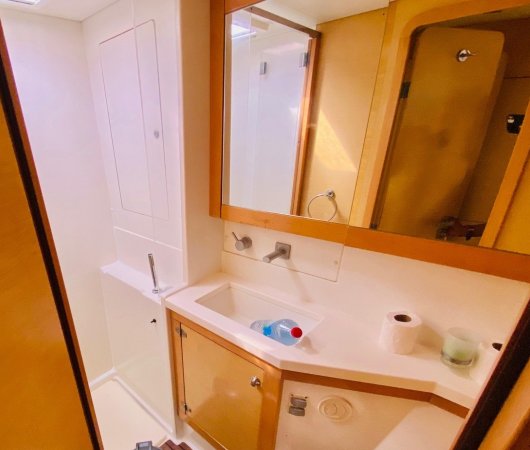 aquarev-plongee-sous-marine-voyage-madagascar-nosy-be-sejour-et-croisiere-oceanes-dream-catamaran-gros-plan-salle-de-bain10